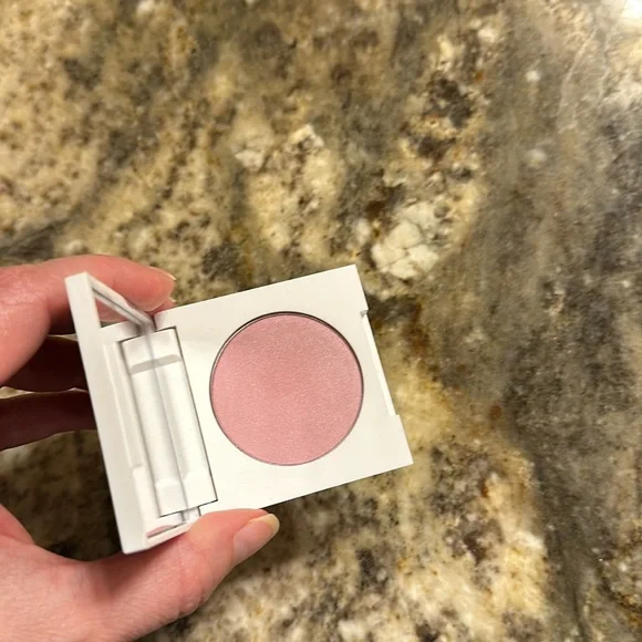 Clinique “iced lotus” blush - Picture 2 of 5